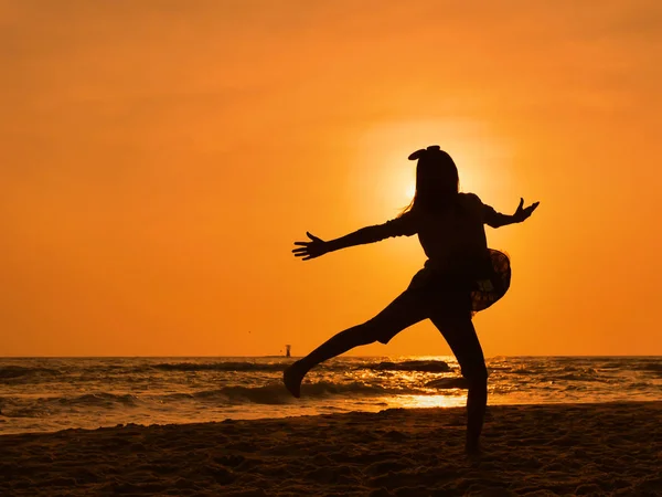 Sahilde güneşin doğuşunu bale dans siluet kız. — Stok fotoğraf