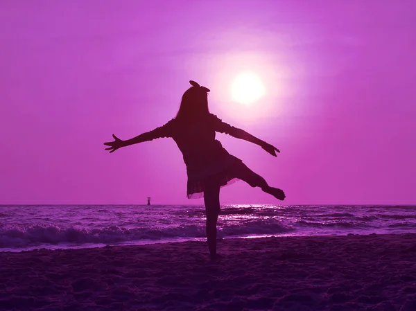 Sahilde güneşin doğuşunu bale dans siluet kız. — Stok fotoğraf