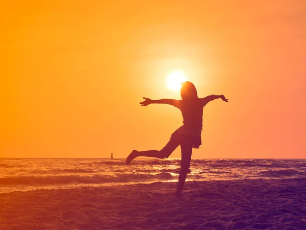 Silhueta menina dançando balé na praia ao nascer do sol . — Fotografia de Stock