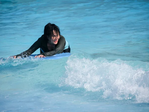 Mujer asiática jugando tabla de olas en parque acuático, concepto de estilo de vida . —  Fotos de Stock