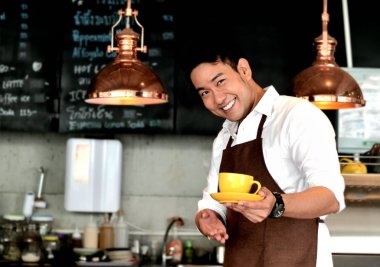 Asya barista hizmet sarı kahve kupa, yaşam kavramı.