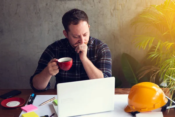 Ingenieur werkzaam in kantoor en koffie drinken. — Stockfoto