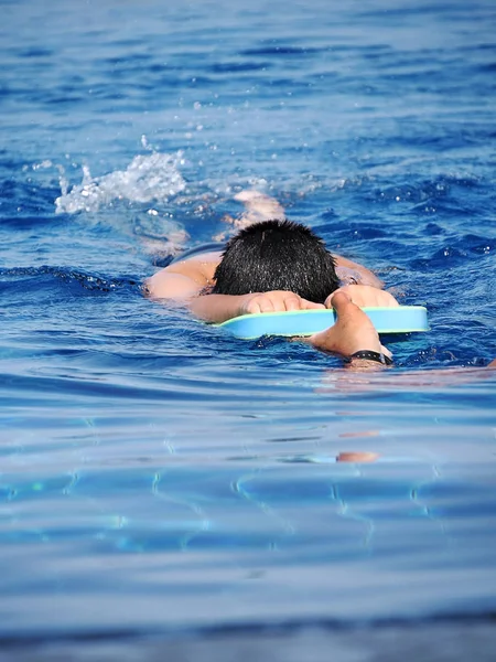 Trener pływania nauczania jego student dla początkujących w Hua Hin Thai — Zdjęcie stockowe