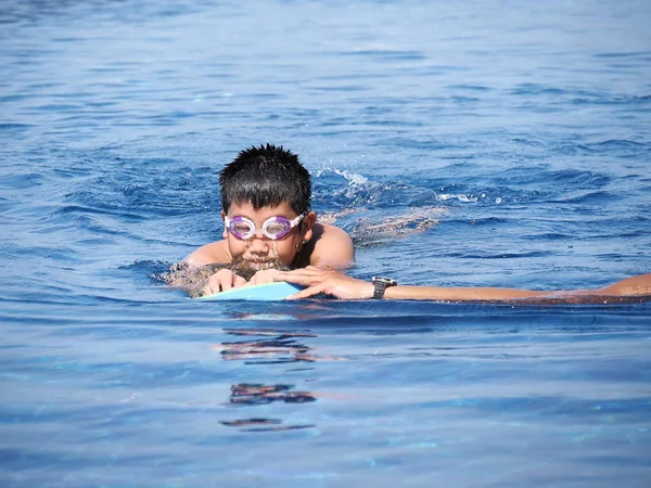 Entrenador de natación enseñando a su estudiante para principiante en Hua Hin Thai —  Fotos de Stock