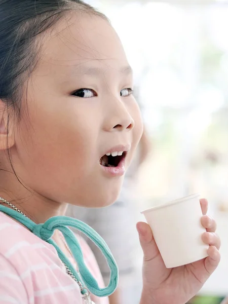 Happy Asijská dívka pití papírový kelímek s vodou, precizní životní styl — Stock fotografie