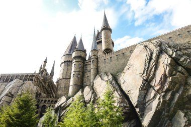Büyücü dünya Hogwarts kale önünde eski lamba 