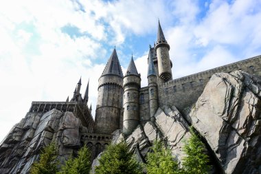 Büyücü dünya Hogwarts kale önünde eski lamba 