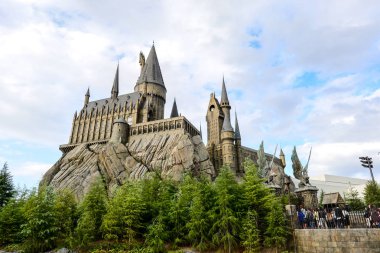 Büyücü dünya Hogwarts kale önünde eski lamba 