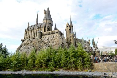 Büyücü dünya Hogwarts kale önünde eski lamba 