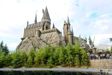 Büyücü dünya Hogwarts kale önünde eski lamba 