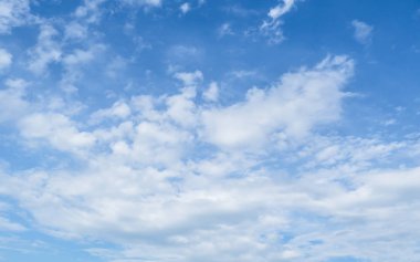 Beyaz bulutların üstünde mavi gökyüzü. Gökyüzü doku