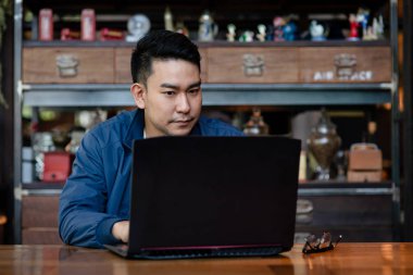 Asya adam kafe, iş kavramı içinde laptop ile çalışma.