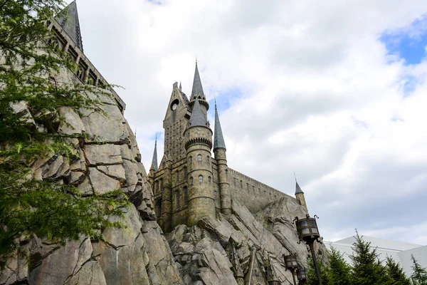 Büyücü dünya Hogwarts kale önünde eski lamba 