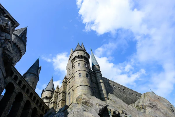 Büyücü dünya Hogwarts kale önünde eski lamba 