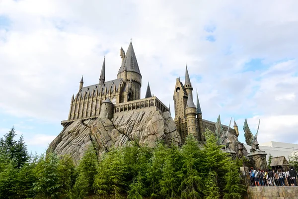 Büyücü dünya Hogwarts kale önünde eski lamba 