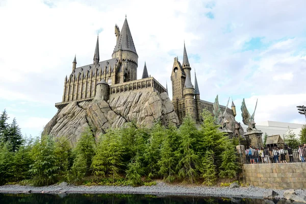 Vecchia lampada di fronte al castello di Hogwarts nel mondo dei maghi — Foto Stock
