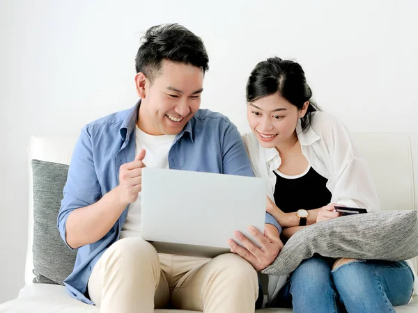 Boldog ázsiai pár vásárolni online gazdaság hitelkártya és — Stock Fotó