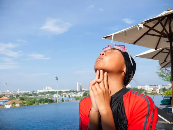 Asian exercise for warm up before swim, lifestyle concept. — Stock Photo, Image