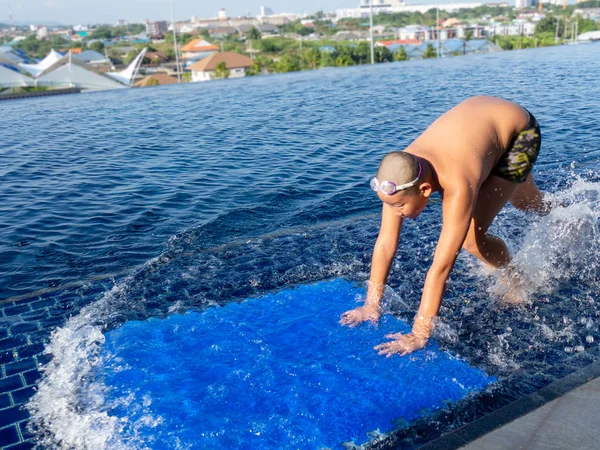 Felice asiatico preteen ragazzo rilassante con piscina bordo galleggiante su acqua , — Foto Stock