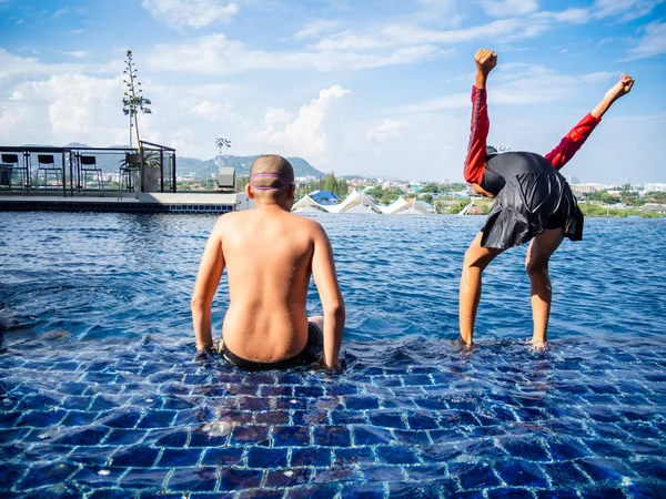 Barnen ha roligt i poolen, sommaren koncept. — Stockfoto