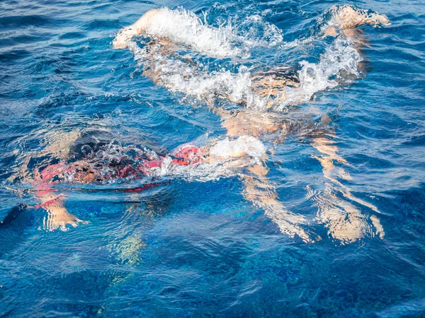 Bambini che si tuffano in piscina, concetto estivo . — Foto Stock