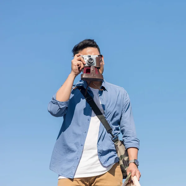 Happy Asian toursit prendendo fotocamera vintage con cielo blu al sole — Foto Stock