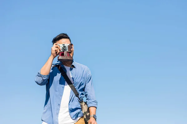 Happy Asian toursit prendendo fotocamera vintage con cielo blu al sole — Foto Stock