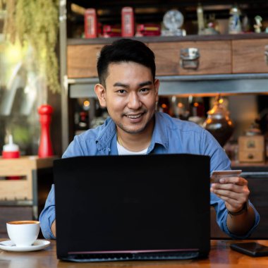 Online banka havalesi yapma, adam bir kredi kartı enter süre tutan