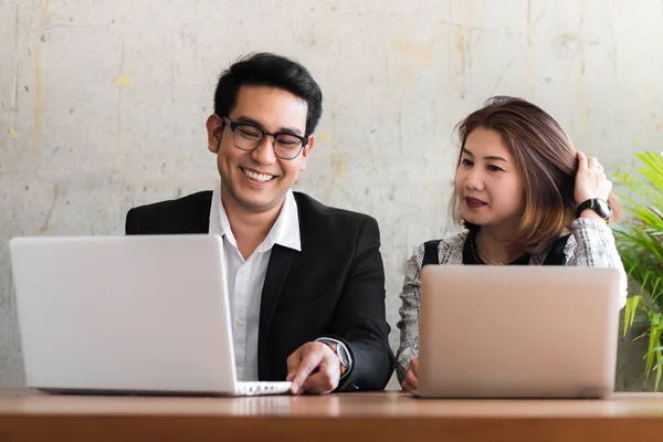 Geschäftsfrau Sitzt Draußen Café Und Diskutiert Mit Ihrem Team — Stockfoto