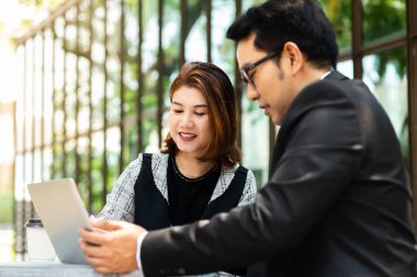 Açık ve onun t ile tartışırken kafede oturan iş kadın