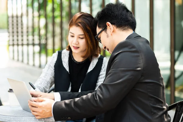 Femme d'affaires assis au café en plein air et discuter avec son t — Photo