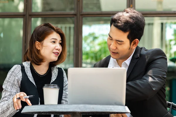 Geschäftsfrau sitzt im Café draußen und diskutiert mit ihr — Stockfoto