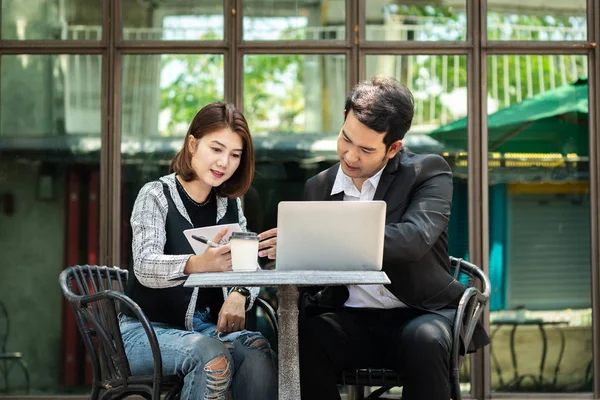 Mujer de negocios sentada en el café al aire libre y discutiendo con su t — Foto de Stock