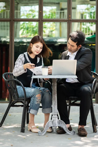 Mujer de negocios sentada en el café al aire libre y discutiendo con su t — Foto de Stock