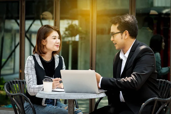 Mujer Negocios Sentada Cafetería Aire Libre Discutiendo Con Equipo — Foto de Stock