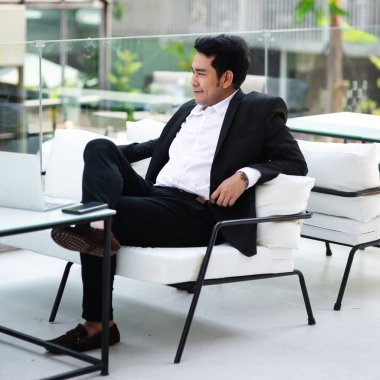 Şehir adam ile kafede oturan düşünceli Asya iş adamı