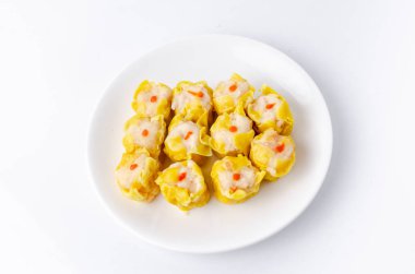 Çin üzerinde beyaz tabak karides köfte buğulama