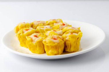 Çin üzerinde beyaz tabak karides köfte buğulama