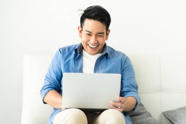 Asya adam yaşam tarzı kavramı kopya spac ile dizüstü evde kullanma