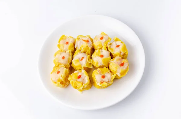 Gnocchi di gamberetti al vapore cinesi su piatto bianco — Foto Stock