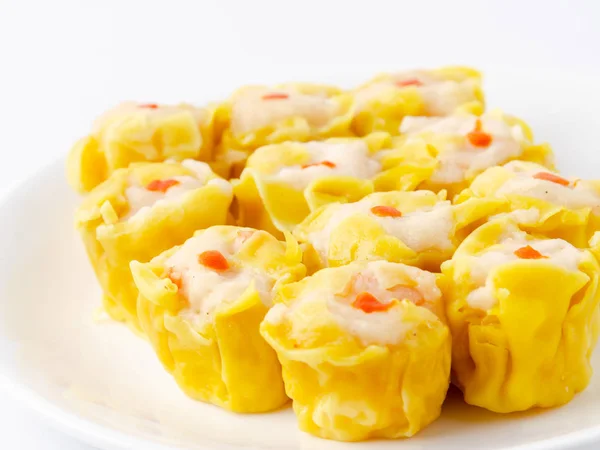 Boulettes de crevettes chinoises cuites à la vapeur sur plat blanc — Photo