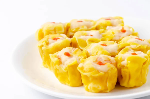 Kinesiska ångad räkor dumplings på vita maträtt — Stockfoto