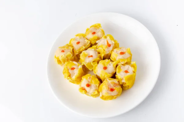 Bolinhos de camarão cozidos no vapor chineses em prato branco — Fotografia de Stock