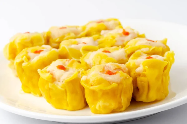 Boulettes de crevettes chinoises cuites à la vapeur sur plat blanc — Photo