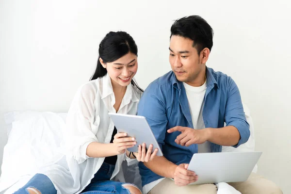 Boldog ázsiai pár használ a laptop otthon, életmód fogalma. — Stock Fotó