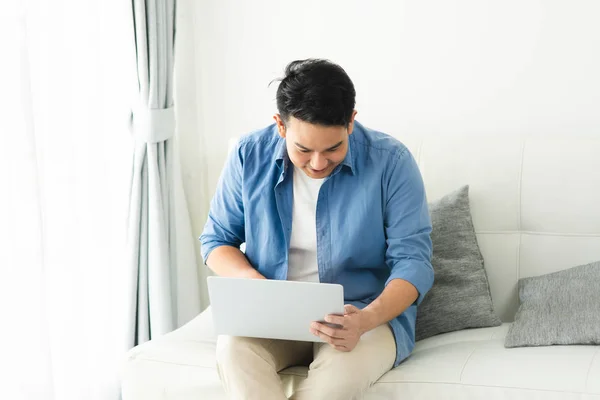 Azjatycki człowiek za pomocą laptopa w domu, styl życia koncepcja kopia spac — Zdjęcie stockowe