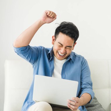 Kolunu ne kadar yükselterek mutlu Asya işadamı başarı, lifesty