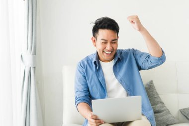 Kolunu ne kadar yükselterek mutlu Asya işadamı başarı, lifesty