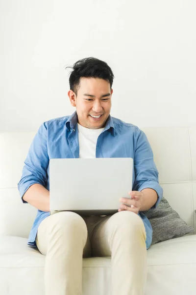 Asiatiska man använder laptop hemma, livsstilskoncept med kopia spac — Stockfoto