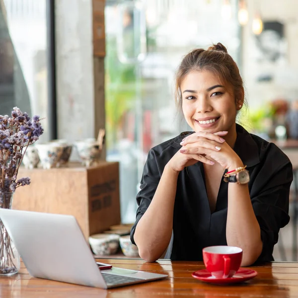 Sonriente mujer asiática trabajando en la cafetería, concepto de estilo de vida . — Foto de Stock